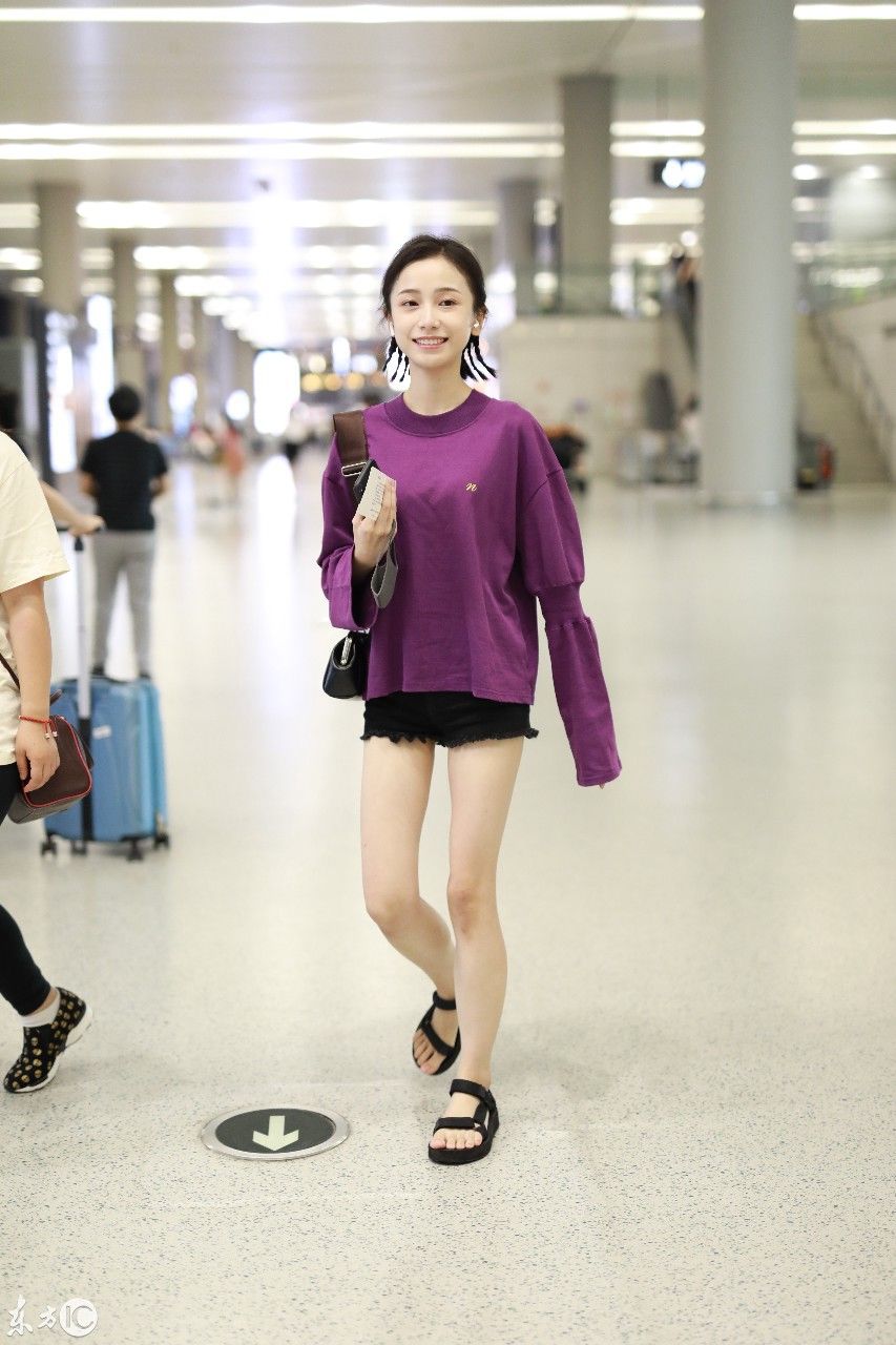姜梓新穿紫色卫衣搭配黑短裤现身机场,皮肤白皙面带微笑大秀美腿