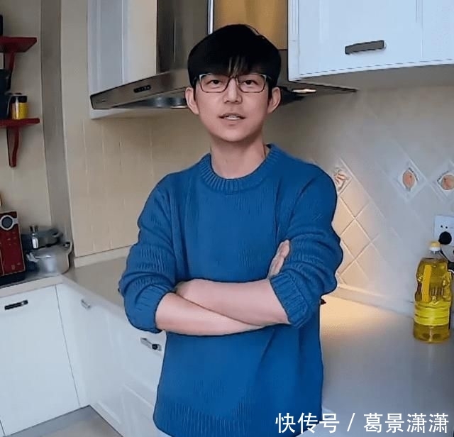 『打通』何炅宅家打通厨艺任督二脉 ,做泡面饼获赞,明星在家也这么会穿