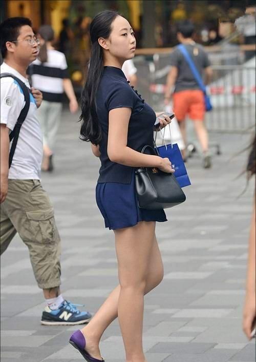 『蕾丝』街拍:小姐姐白色短袖蕾丝连衣裙,很简单的款式,纯洁浪漫视觉感
