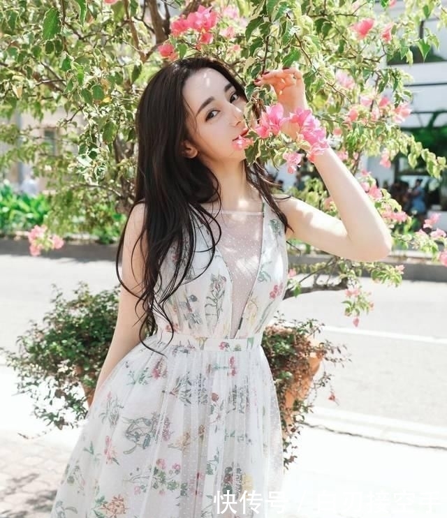  『花朵』2020开春 流行穿“开满花”的裙子，谁穿谁美！