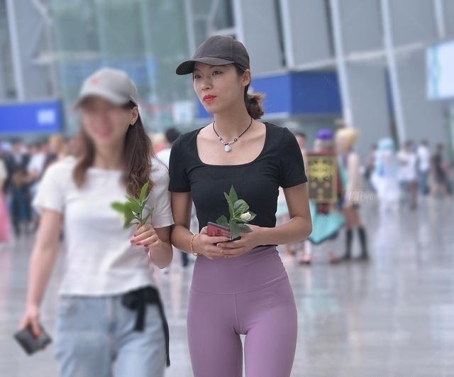 #穿搭#时尚街拍 - 运动裤的小姐姐显得很苗条,健身的好处不言而喻