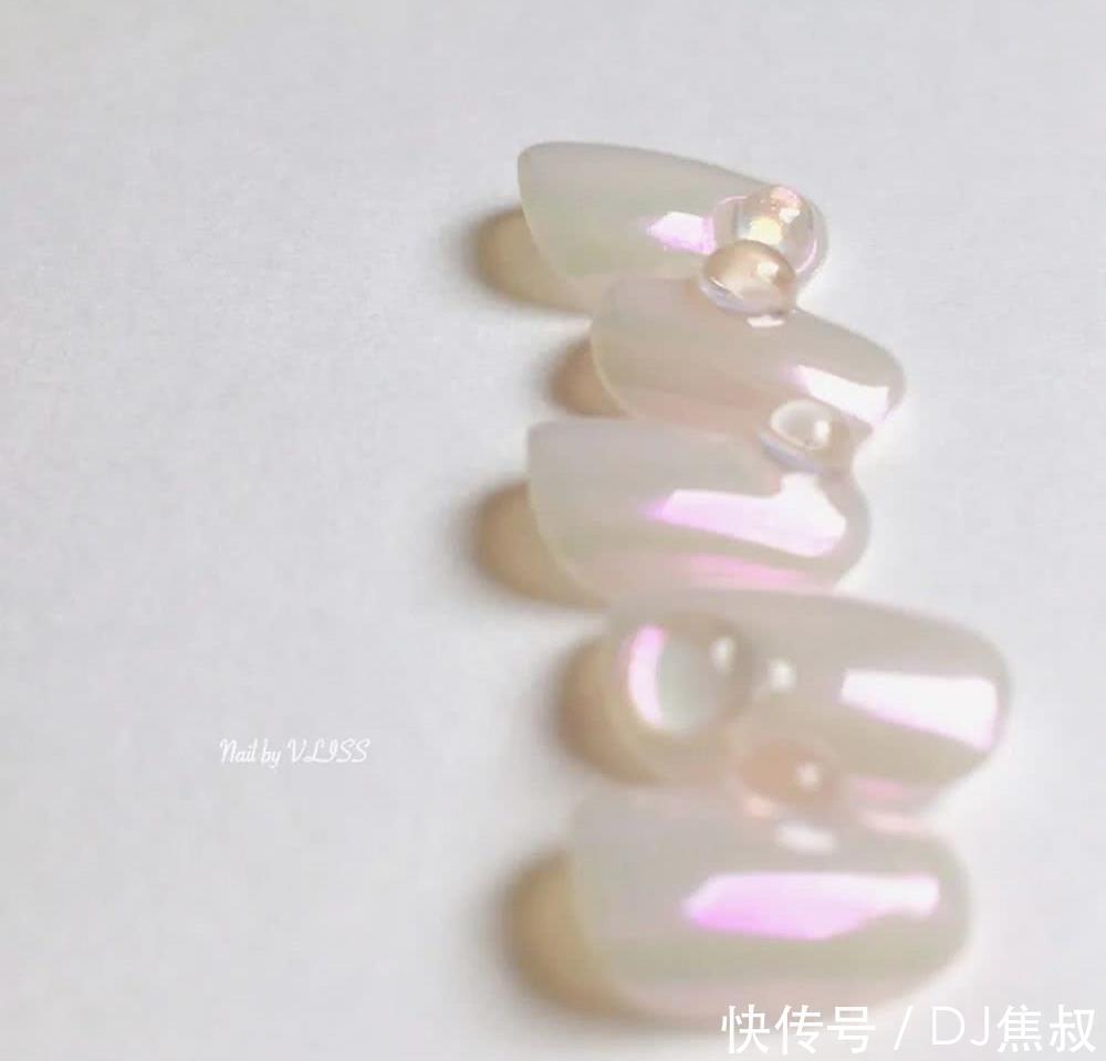  『闺蜜』做一次极光色美甲吧！闺蜜吵着让我陪她去做