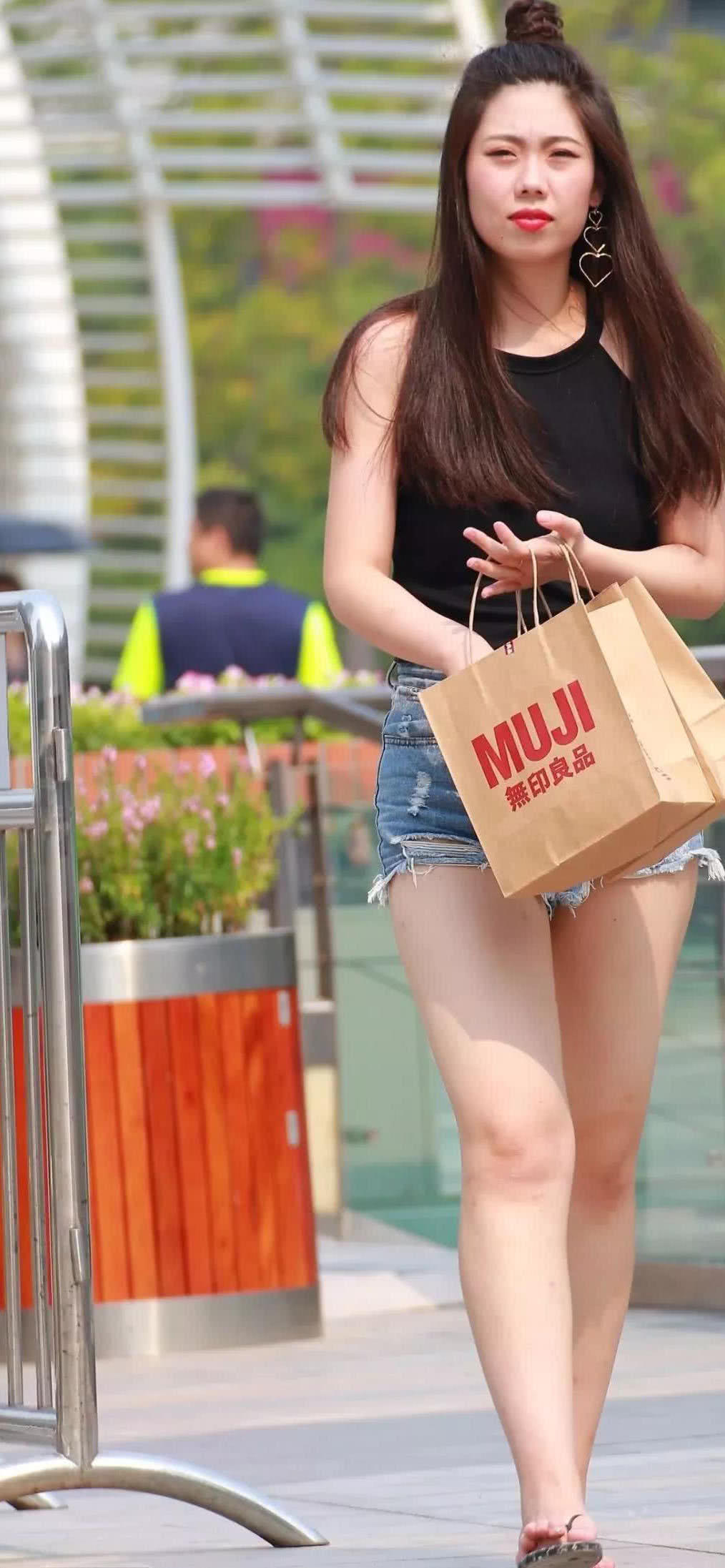 肉感小姐姐紧身裤勾勒出饱满浑圆臀线，水润Q弹，好身材妙不可言