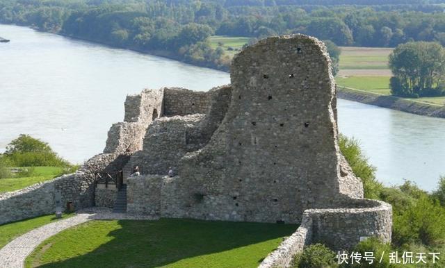 世界上城堡数量最多的国家之一,被称为欧洲的心脏