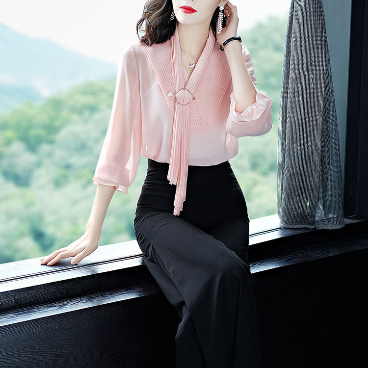 哇!这新出炉的气质套装+高跟鞋，太美了，败家的我又忍不住要买