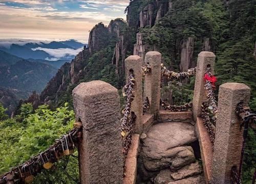 你们的爱情信物,都变成了景区垃圾