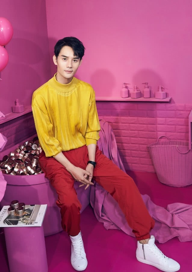 “番茄炒蛋”穿搭太火热，连王凯都忍不住穿上身，真是紧追潮流！