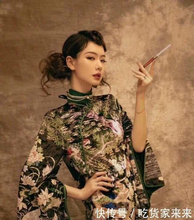 胯部：裙摆开叉到胯部，抬腿侧转还有亮点！，戚薇旗袍装风格大胆