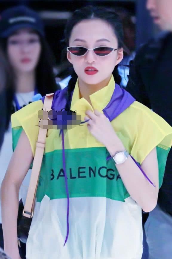 张韶涵太厉害! 迷你短裤也敢穿去机场, 网友: 难怪要塞安全裤