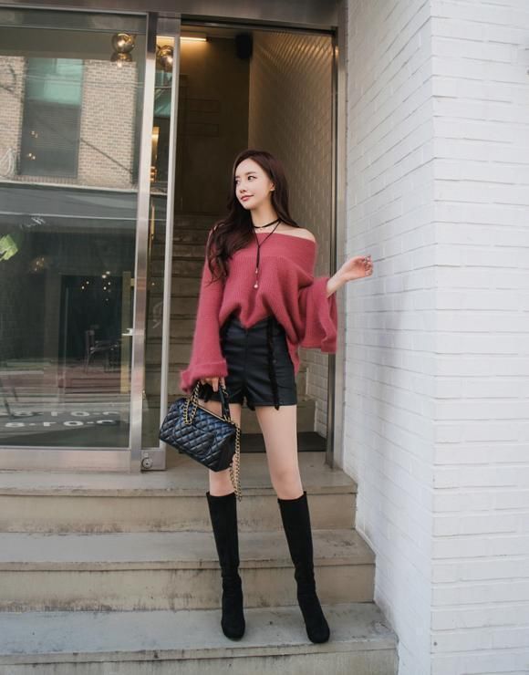 时尚短裙搭配皮靴，性感的魅力让人着迷