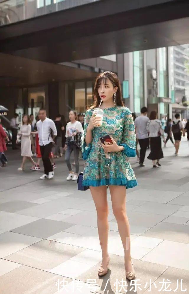  【优雅】街拍：穿上一双尖头的高跟鞋，鞋面上带有珍珠的修饰，看起来十分的高贵