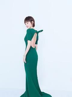 景甜豁出去了，裙子前包裹严实却在“后背开大洞”，网友：太敢穿