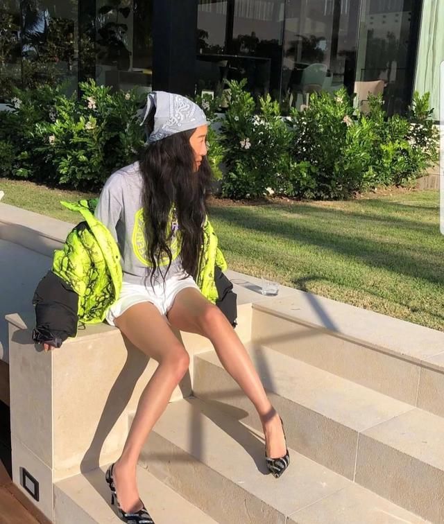  『超短裤』71岁王薇薇凭“魔鬼身材”上热搜，超短裤秀美腿，皮肤紧致似少女