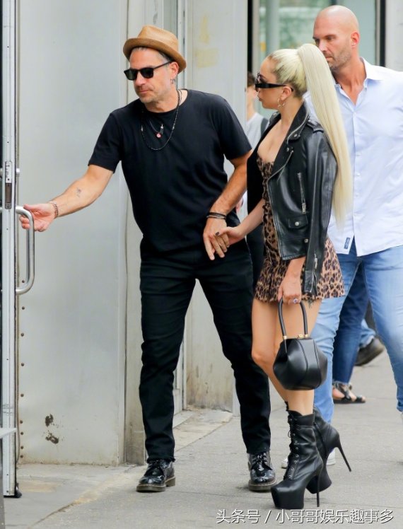 Lady Gaga最新街拍:与未婚夫十指相扣，脚踩20cm高跟鞋反显腿短