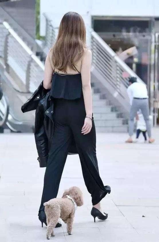 街拍：俩小姐姐穿纯黑色迷人，网友：妹子这是肚兜吗？