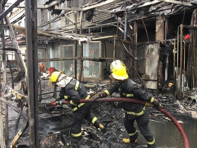  突发|门市房突发火情 消防员成功救出一家三口