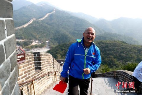  【警长】香港警队代表登长城 ＂光头警长＂长城上奔跑