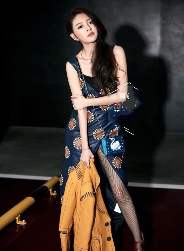 安以轩穿开叉裙现身，转身的瞬间我沉默了，网友：这谁受得了啊？