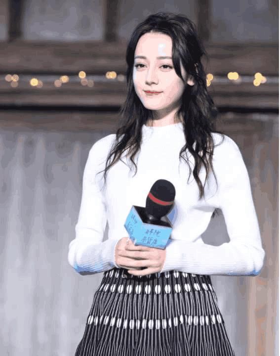 腰粗的MM有救啦,快来学学迪丽热巴的新式穿法,秒变“妖精”