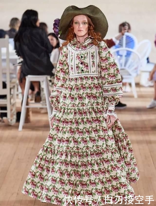 『花朵』2020开春 流行穿“开满花”的裙子,谁穿谁美!