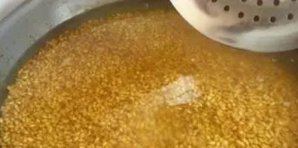  『钓获』如何把鲫鱼快速钓获上岸？打窝方式很关键