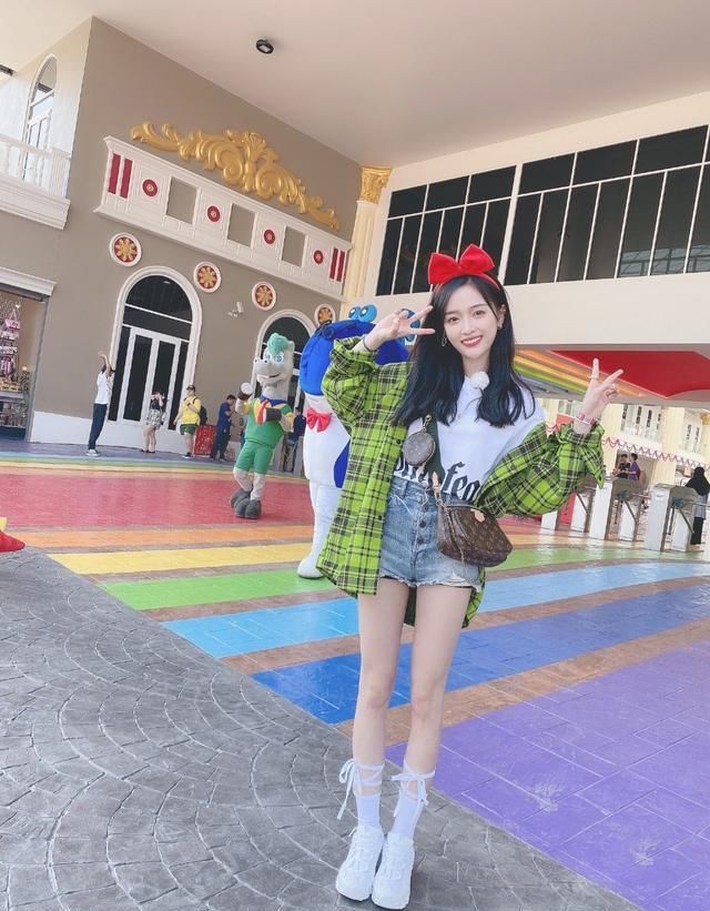  『少女』她与肖战主演《斗罗大陆》，今穿露肩毛衣配粉红发箍，娇嫩甜美