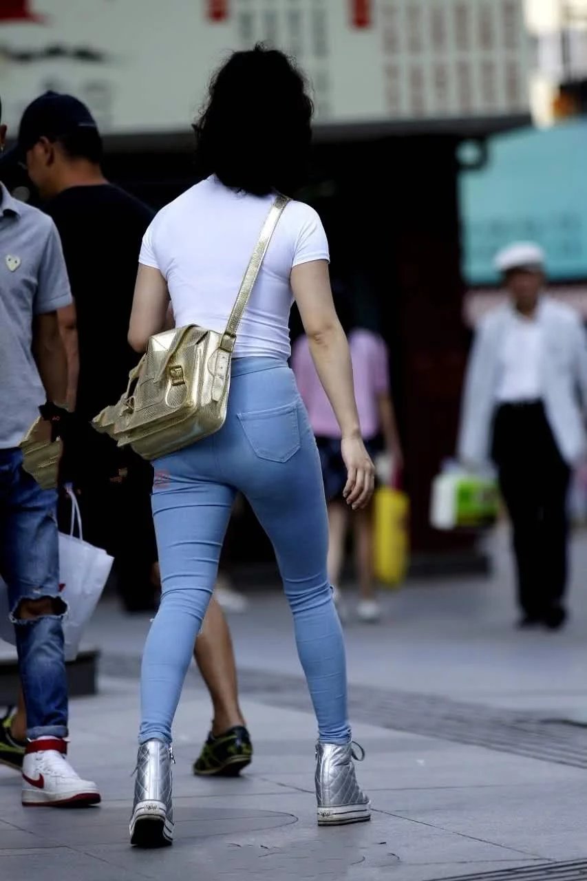 英姿飒爽的美女紧身裤穿出不一样霸气，小姐姐的发型更是霸气