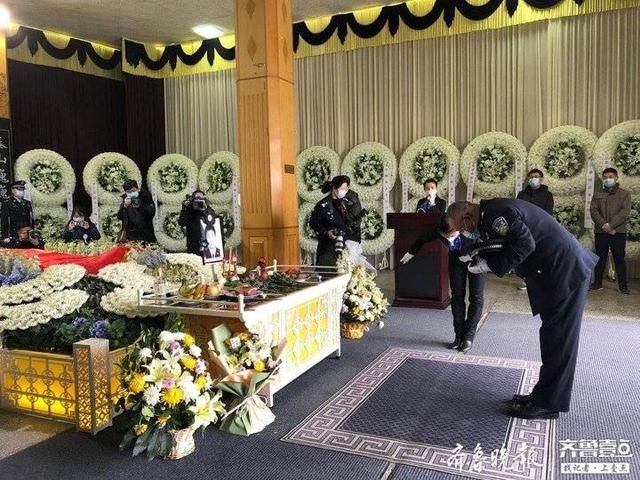  「殡仪馆」送别英雄李弦｜鞠向群、赵斌等有关负责人到殡仪馆凭吊
