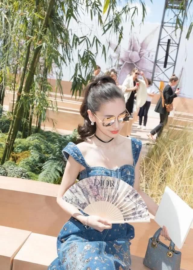  『看上去更加』Angelababy真漂亮！身穿牛仔刺绣长裙高挑纤细，看上去魅力十足
