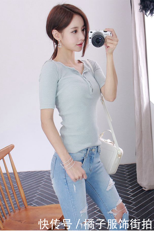 牛仔裤美女，纤细立体，完美秀气，尽显女性的知性美！