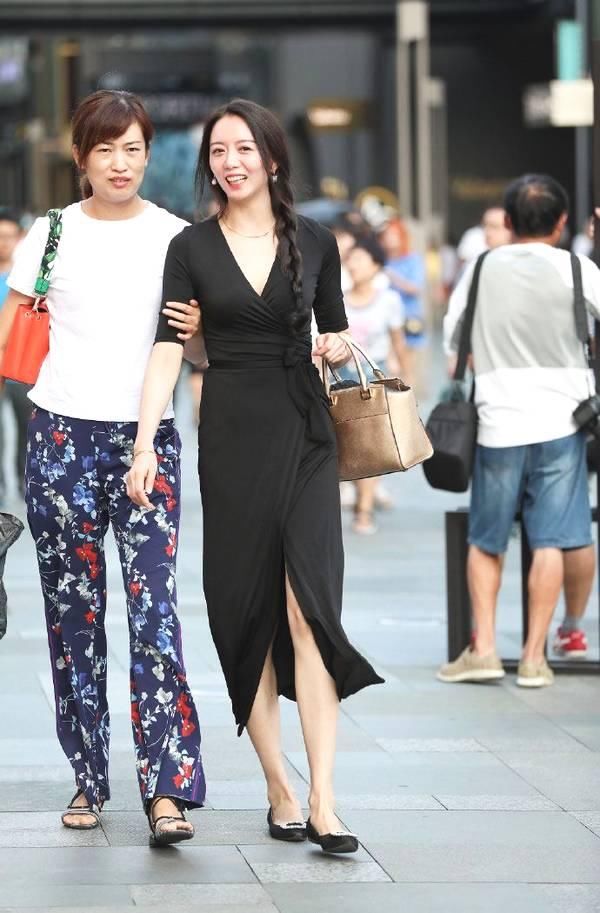 身材高挑的小姐姐穿黑色V领连衣裙真美