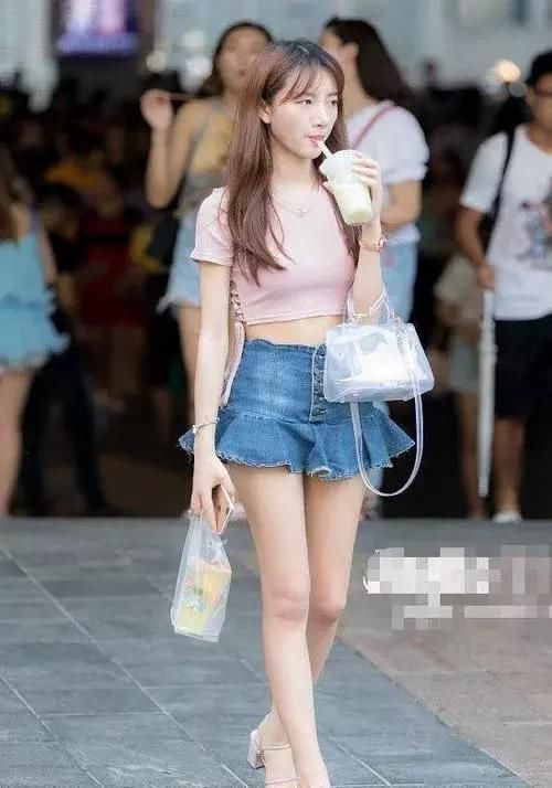 街拍：清纯优雅的紧身裙美女，给你一天美好的心情