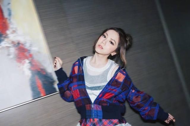 邓紫棋衣品爆发了，怎么看她凹造型都是喜欢的很！