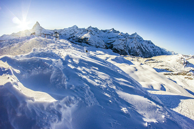 这座山峰每年吸引了各个国家的游客，风景美到让人窒息!