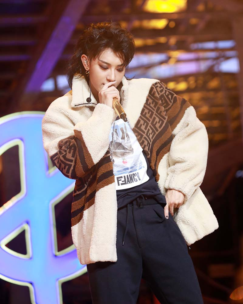 黄子韬武汉演唱会时尚感MAX 全球首穿展多重魅力