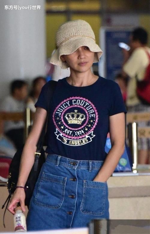 胡可几乎纯素颜，脸暗黄又松弛！网友：自信的女人才敢这么真实！