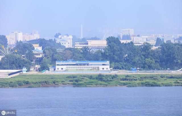 中国游客在鸭绿江上拍朝鲜，看当地老百姓在干什么