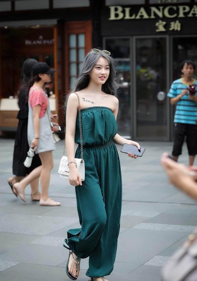 成都街拍: 优雅与气质并存的女神范小姐姐，举手投足都是那样美！