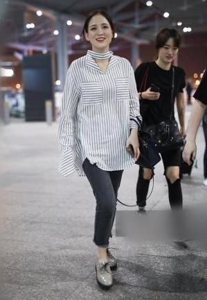 106斤陈乔恩与110斤蒋欣同穿条纹衫,才知道微胖和丰腴差距有多大