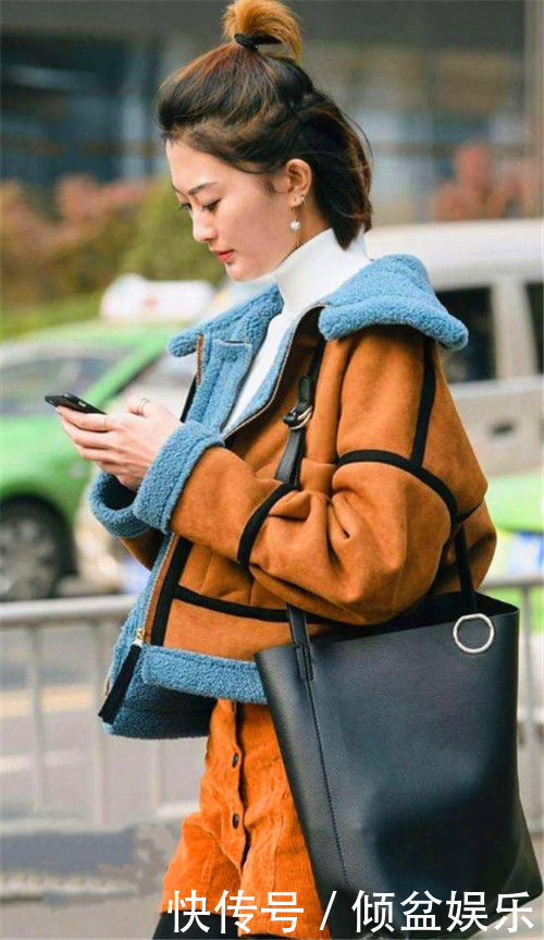 『时尚』街拍丸子头美女温婉优雅的穿搭,时尚又大气