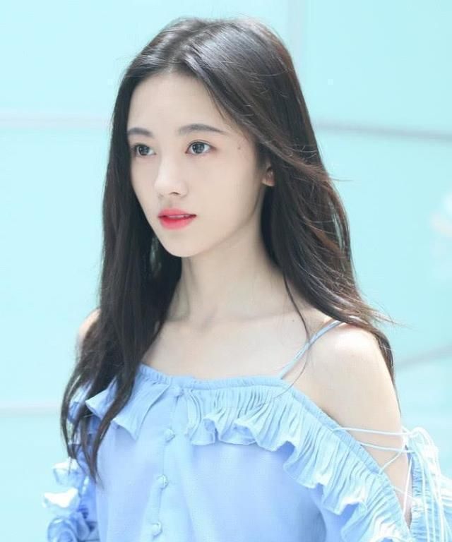 鞠婧祎穿这么紧的短裤，居然还有缝隙，网友：这腿简直跟棍一样