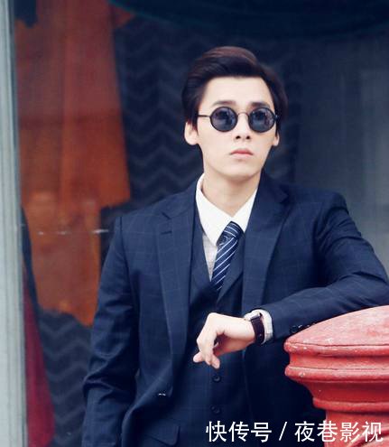 李易峰街拍打55分，邓伦街拍打92分，而他给138分都不嫌多