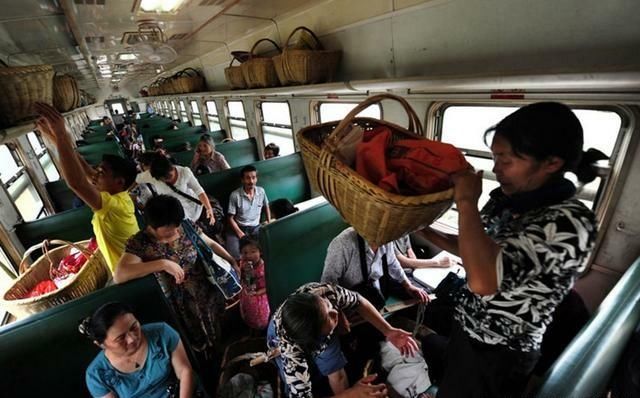 全国仅有免费的火车:“菜农专列”福利车，简直像是一个菜市场