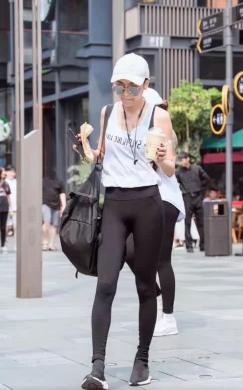 街拍：时尚小姐姐身材高挑，紧身裤大秀修长双腿街头撞衫犹如双胞