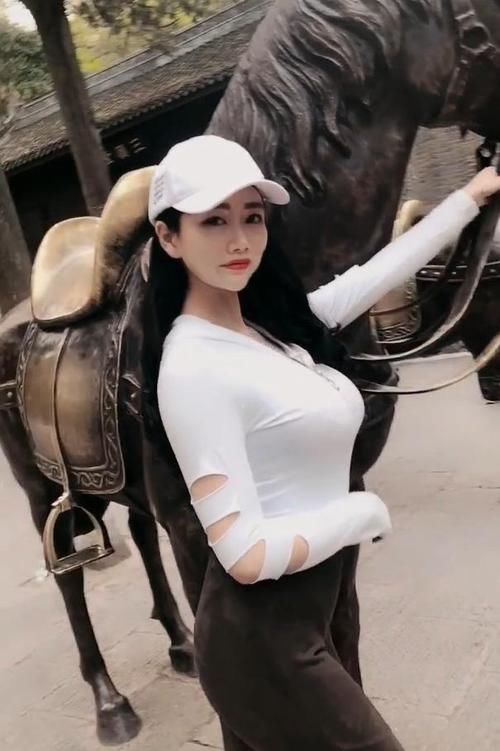 「美女」穿上紧身衣的美女,塑造出很有女人味的形象