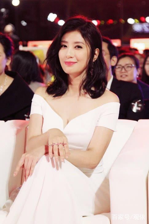 贾静雯出席活动，裙子短到尽头，节目中只能靠着矿泉水瓶遮