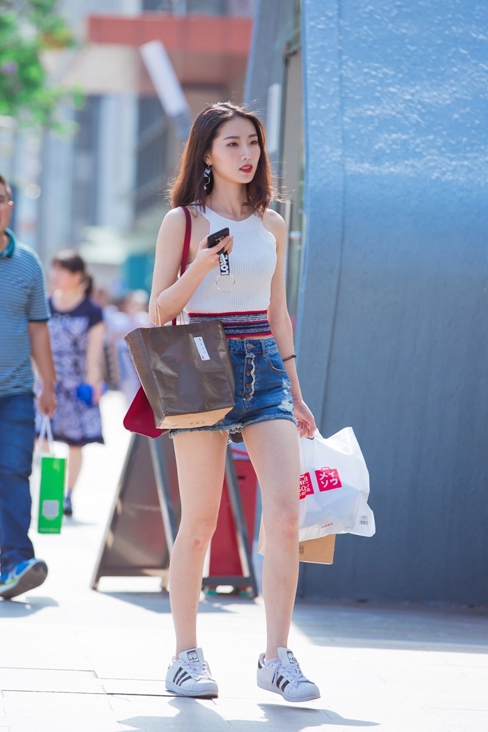 紧身衣配牛仔热裤，这个小姐姐，清新又性感！