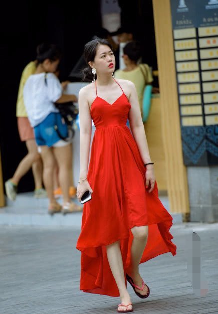 气质小姐姐身穿红色的连衣裙摆拍，尽显妩媚多姿的体态美感
