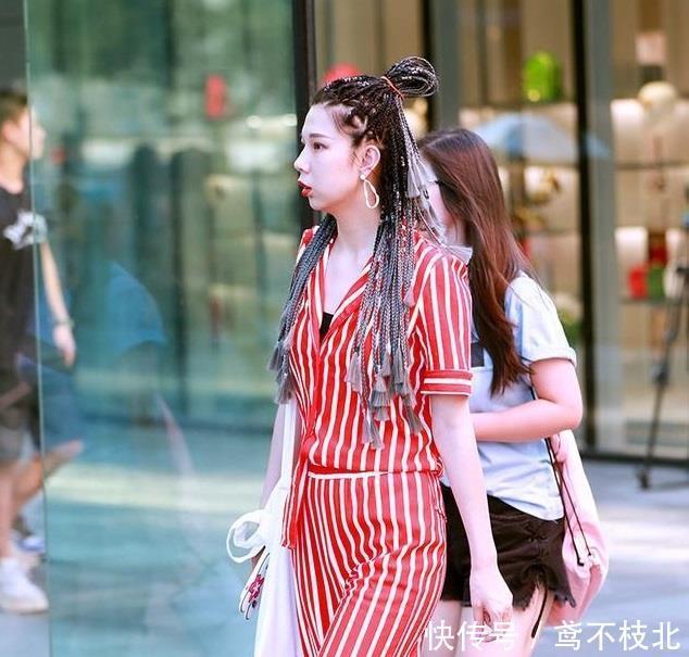 「俏丽」俏丽性感的美女街拍:清新甜美的小姐姐,展现时尚魅力