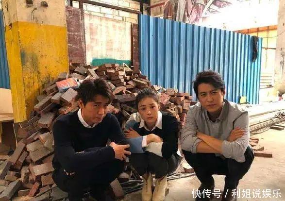  #粉丝#李佳很随和，粉丝求合影素颜也答应，靳东与老婆穿情侣外套超开心